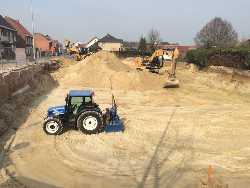 A varied range of small and large excavators is ready to carry out your earthworks with the right machines.